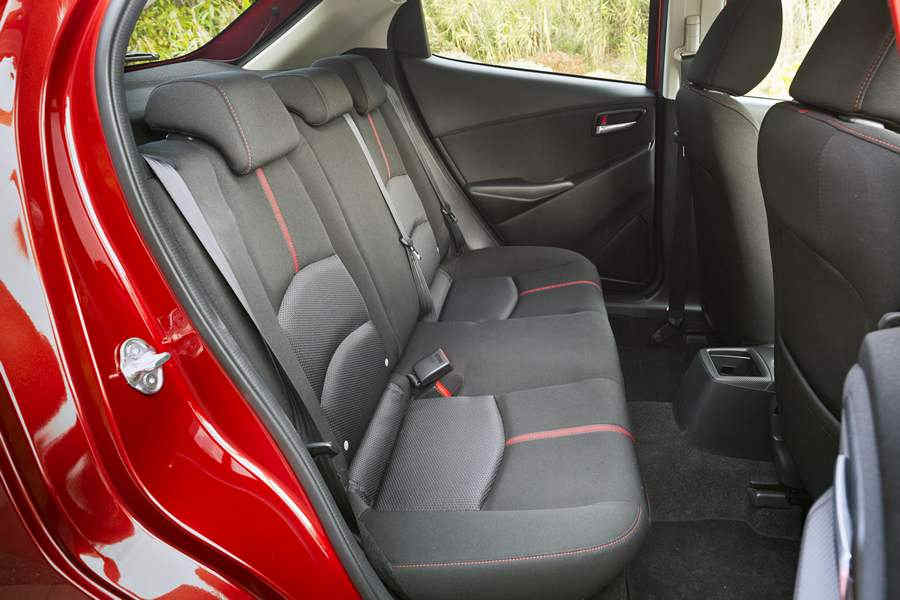 Mazda2_2015_interior_18