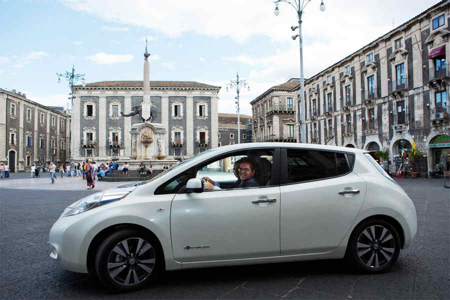 Bianco Sindaco Catania Nissa Leaf