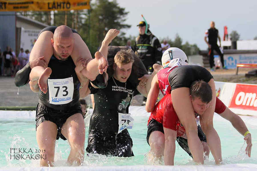 Чемпионат по перетаскиванию жен в Финляндии