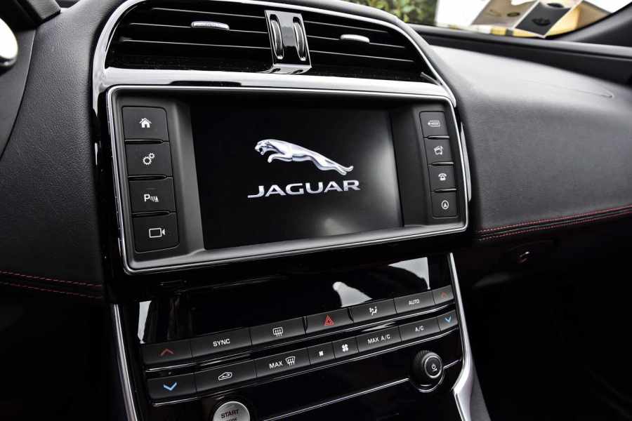 Jaguar_XE-D-Navigatore