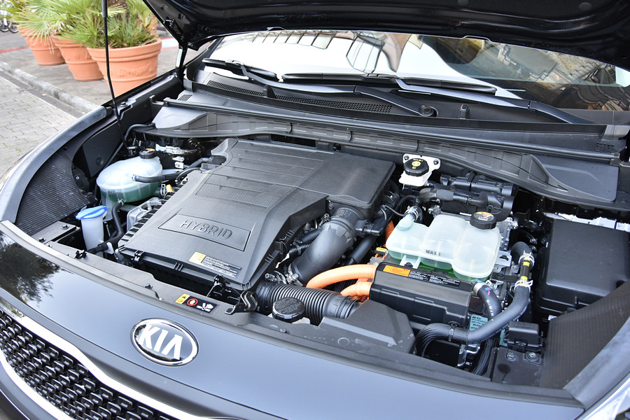 kia_niro_prime_foto_presentazione_2016_02