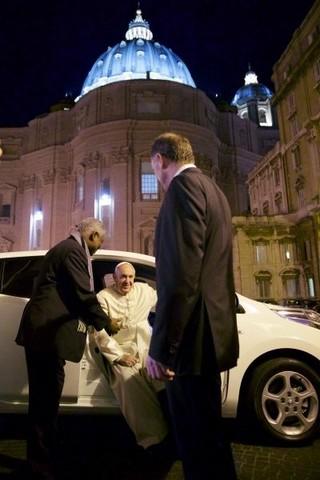 nissan-leaf-papa-francesco-1