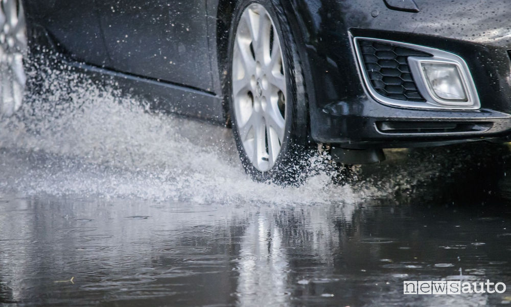 Acquaplaning come comportarsi