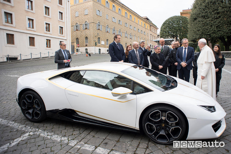 Lamborghini donata al Papa
