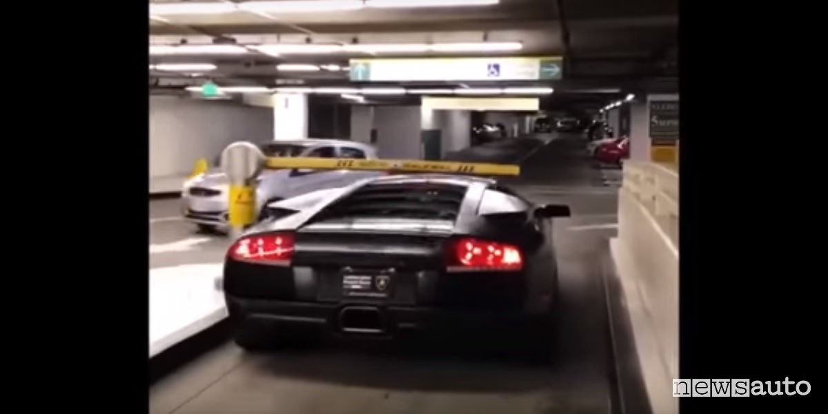 Lamborghini parcheggia gratis