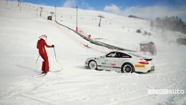 Porsche 911 sulla neve sfida sciatore da record