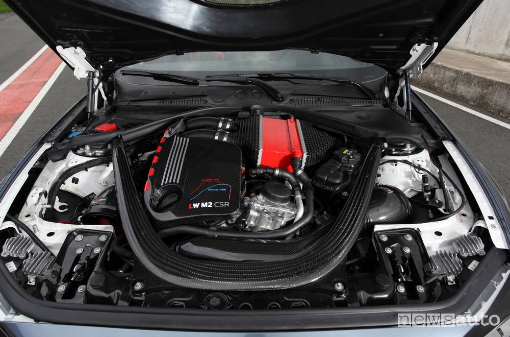 BMW M2 CSR motore