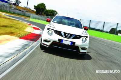 Nissan Juke Nismo RS vista anteriore in pista