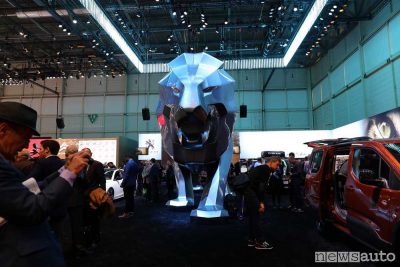Foto Leone Peugeot a Ginevra 2018
