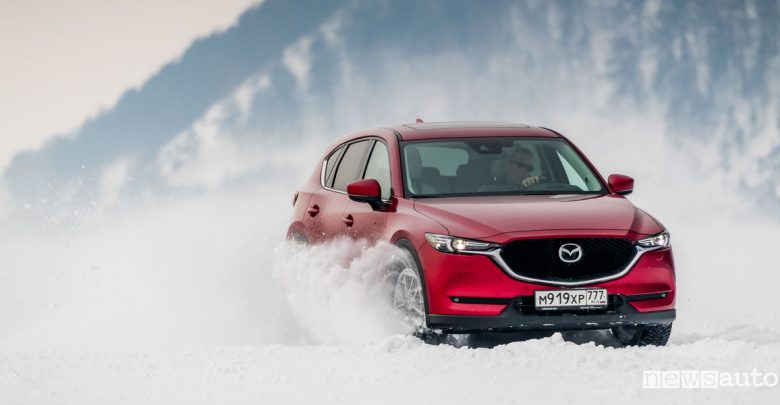 Mazda CX-5 test drive sul ghiaccio sul lago di Baikal