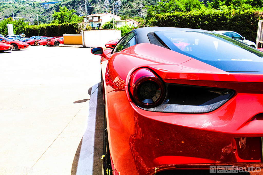 Ferrari 488 vista posteriore faro
