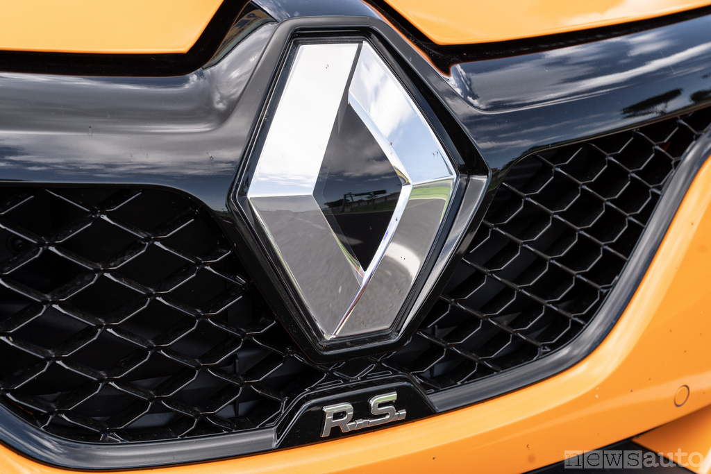 Mascherina Anteriore e logo Renault_Megane_RS-2018 (11)