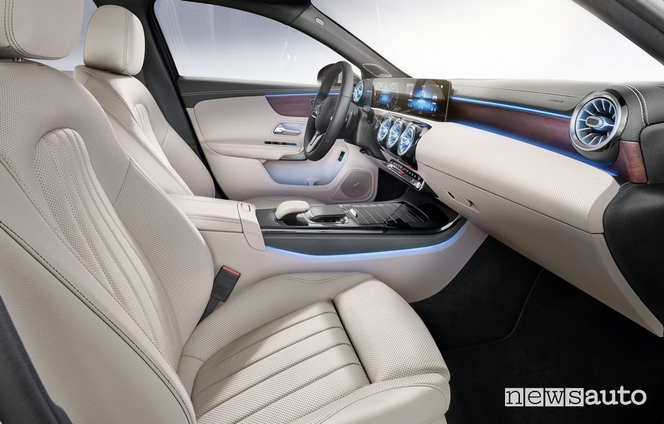 Mercedes-Benz Classe A Berlina 2019 AMG Line sedili anteriori