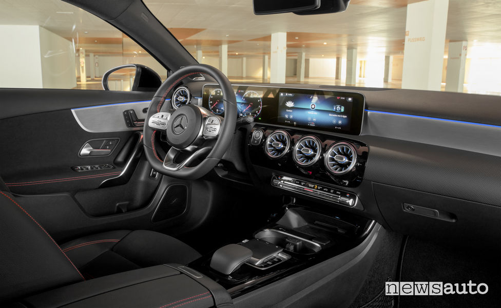 Mercedes-Benz Classe A Berlina 2019 AMG Line abitacolo