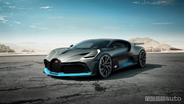 Bugatti Divo laterale con fari led presa d'aria appendici aerodinamiche