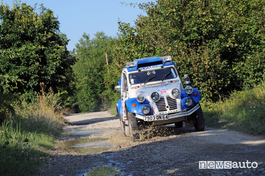 Citroen 2CV che ha partecipato alla Dakar 2007, vista frontale