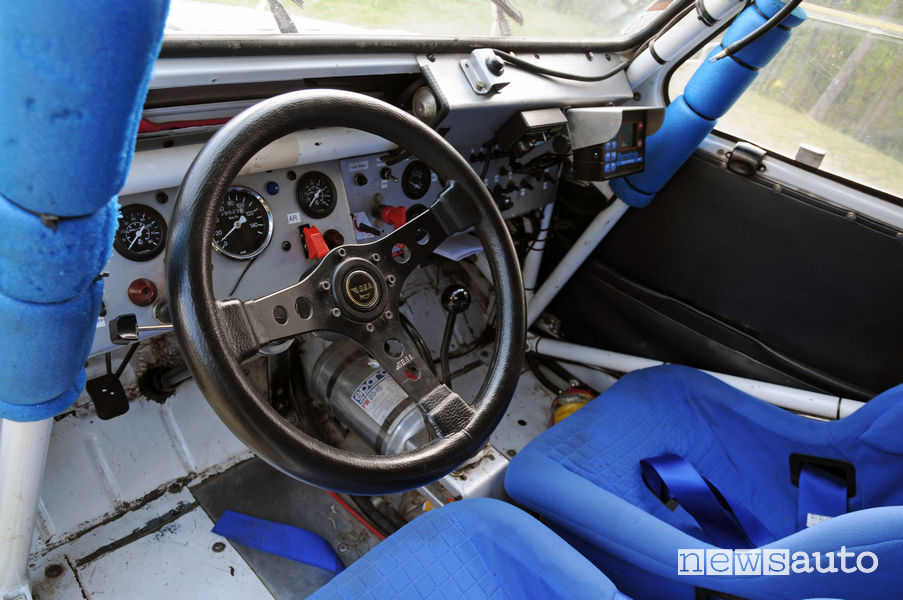 Citroen 2CV che ha partecipato alla Dakar 2007, abitacolo