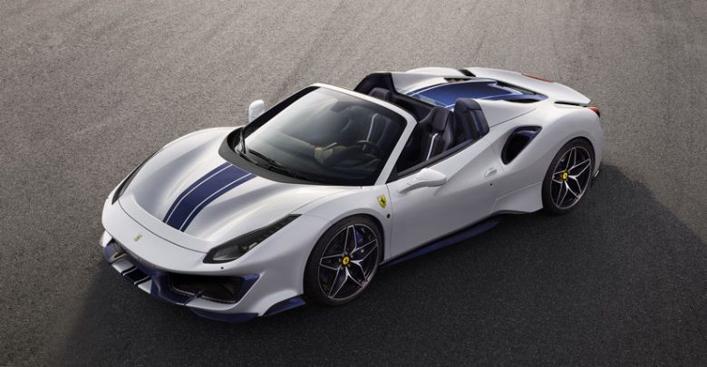 Ferrari 488 Pista Spider 2019, vista di profilo con tetto aperto