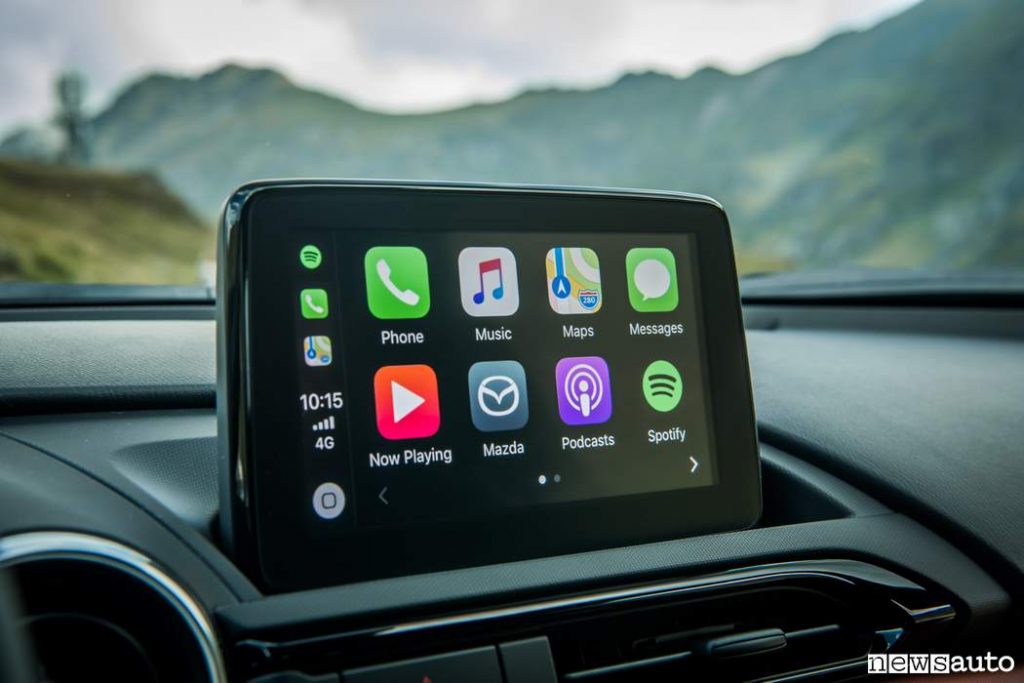Apple Car Play connessione smartphone all'auto