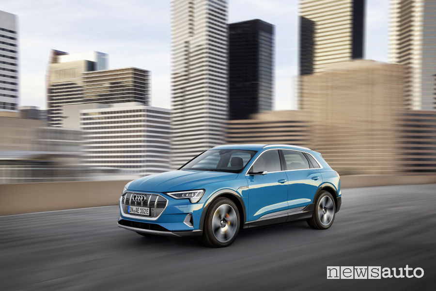 Audi e-tron blue, vista di profilo