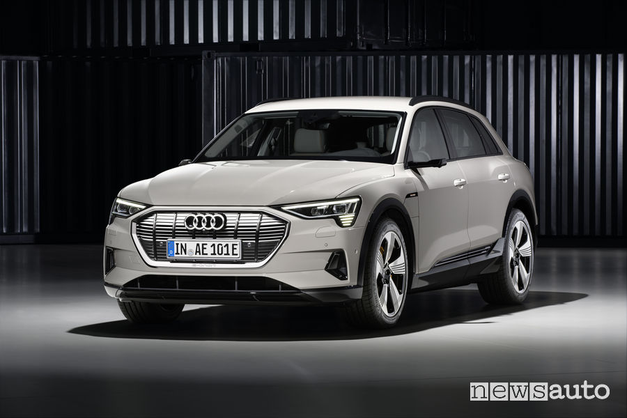 Audi e-tron beige, vista di profilo