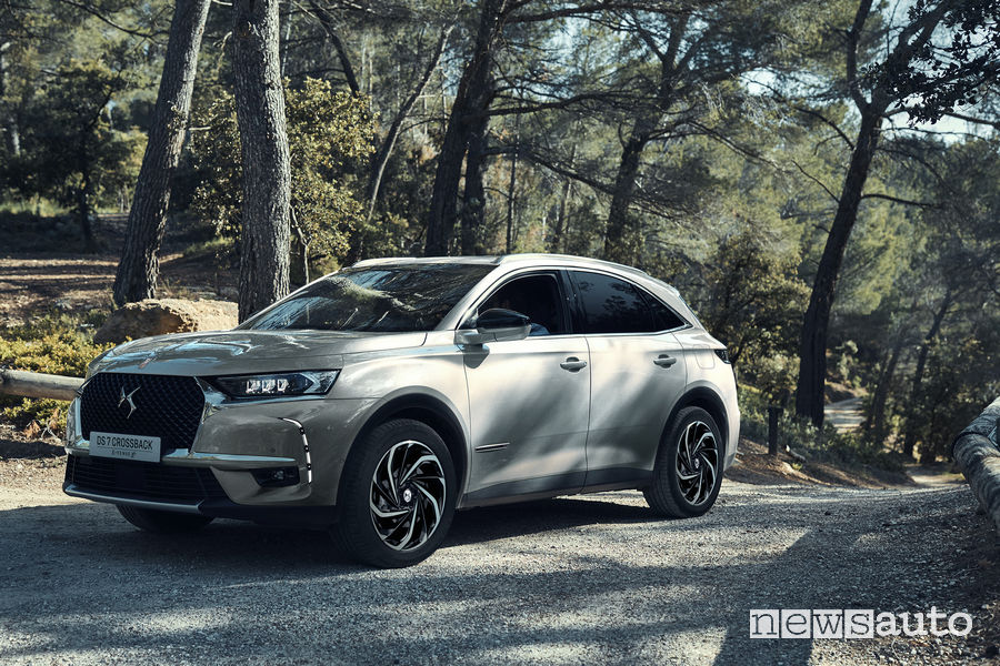 DS 7_Crossback E-Tense 4x4, vista di profilo