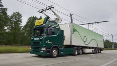 Truck Scania elettrico su un autostrada elettrificata