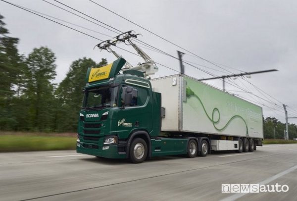Truck Scania elettrico su un autostrada elettrificata