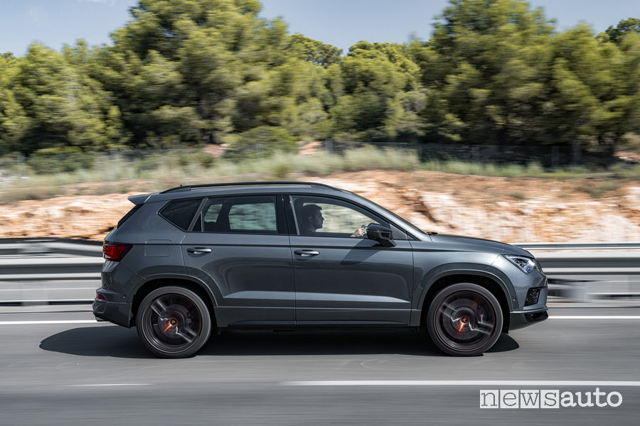 Cupra_Ateca 2019 grigia scura, vista laterale