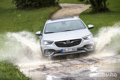 Opel Insignia Country Tourer offroad