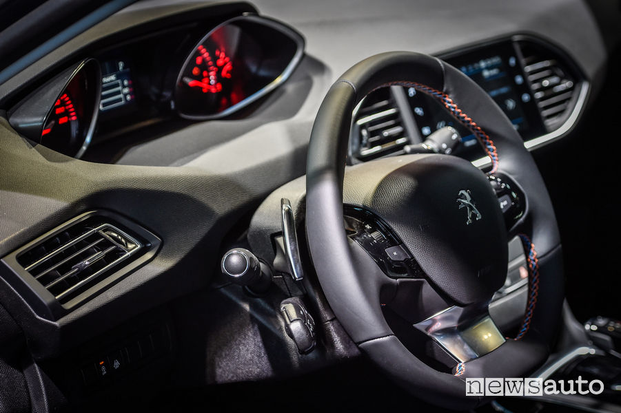 Peugeot_308 Tech Edition, volante in pelle