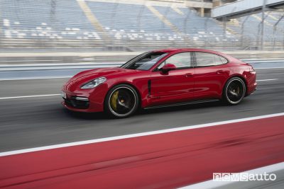 Porsche Panamera GTS Sport Turismo, vista laterale