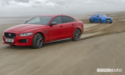 Jaguar XE 300 Sport e XE SV Project 8 doppia elica sulla spiaggia