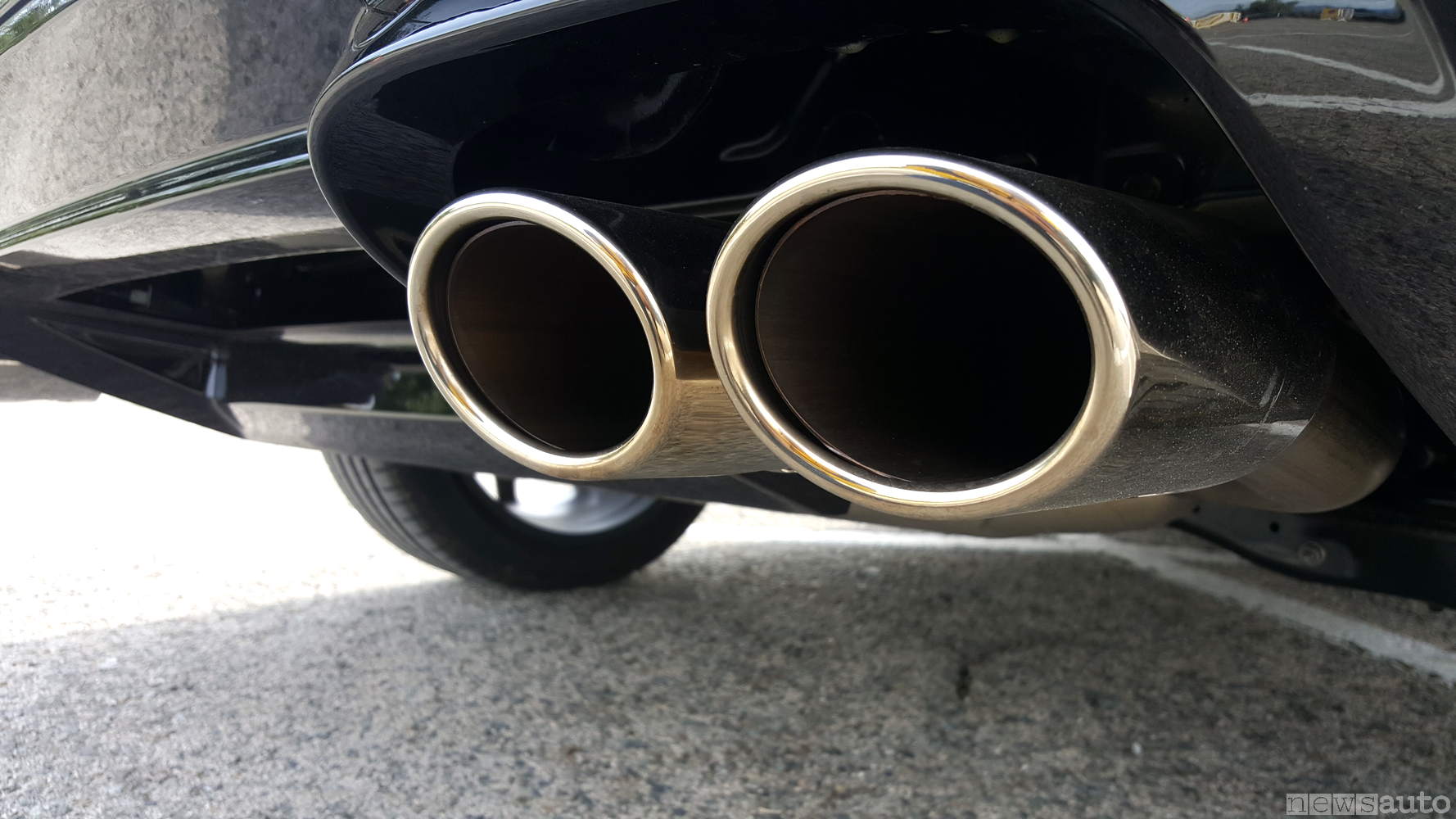 Lo scarico di un'auto a benzina emette più CO2 rispetto a quelle diese e per questo sono più colpite