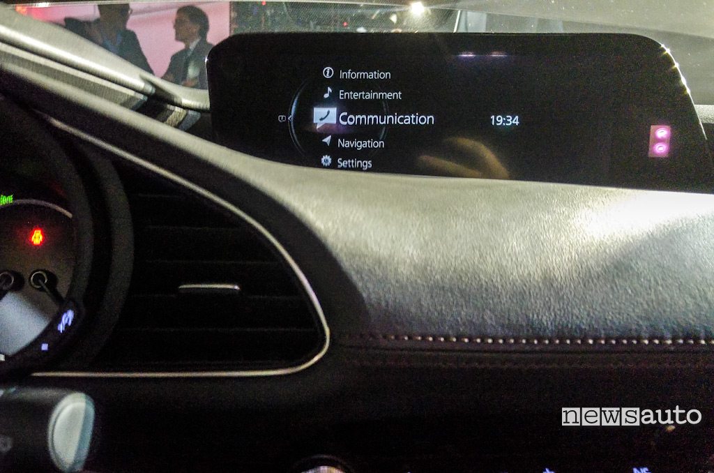 Interni Mazda3 sistema multimediale schermo