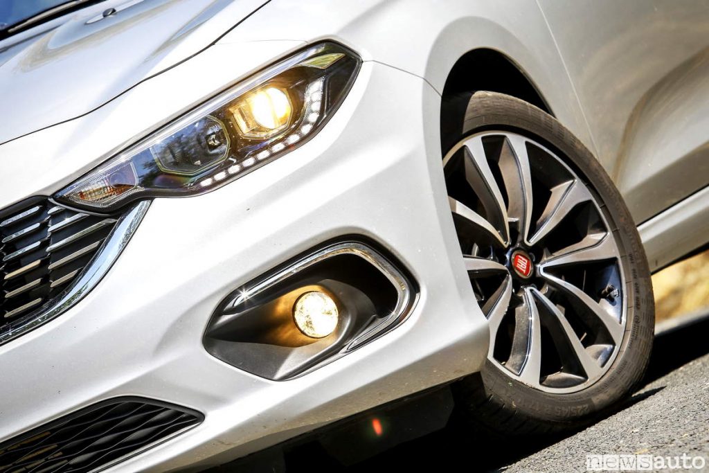 Fari anteriori Fiat Tipo a led e fendinebbia
