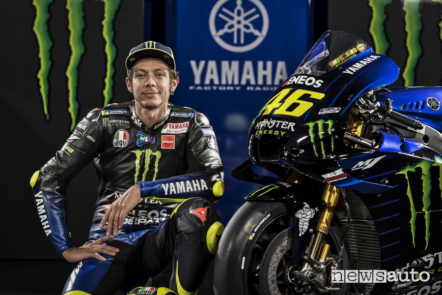 Valentino Rossi insieme alla Yamaha M1 2019 Monster Energy