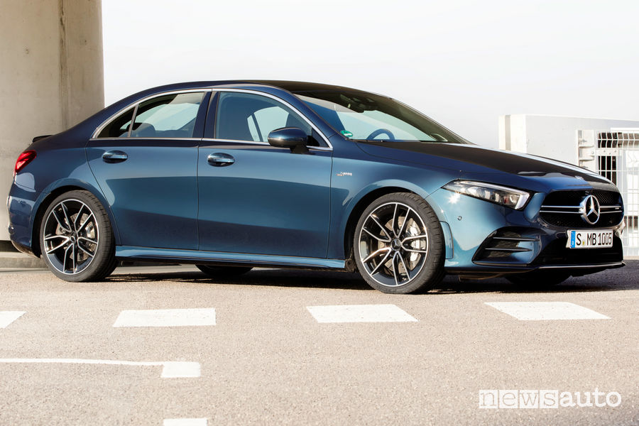 Mercedes-AMG A 35 4MATIC Sedan vista di profilo