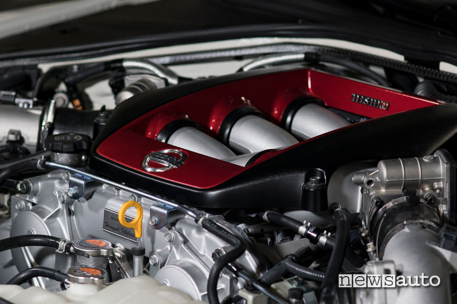 motore gtr nismo 2020 twin-turbo V6 da 3,8 litri da 600 CV