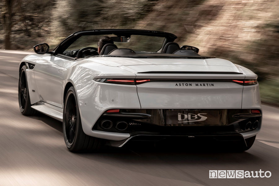 Aston Martin DBS Superleggera Volante vista posteriore