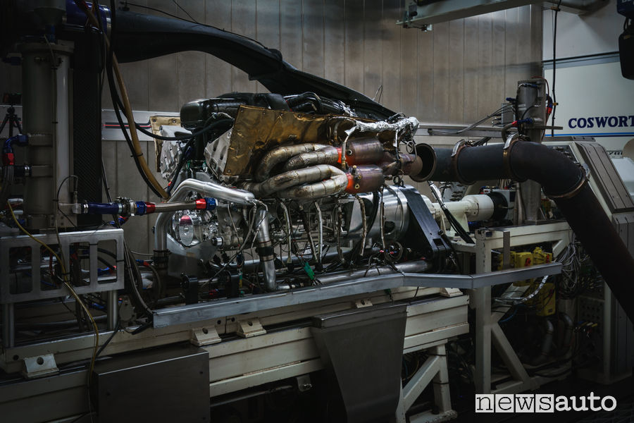 Dyno test, prova motore V12 al banco della Aston Martin Valkyrie     
