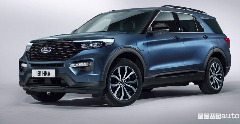 Ford Explorer SUV 7 posti Plug-In Hybrid