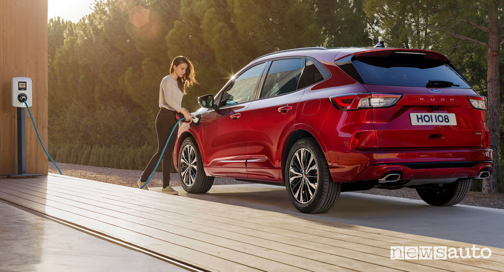 Ford Kuga 2019 ST Line Plug-In Hybrid in ricarica