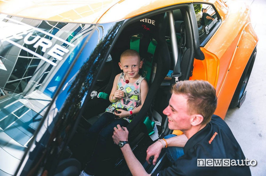 driven to cure, Andrew e la sua Nissan GTR  con cui ha raccolto fondi per la ricerca sul cancro