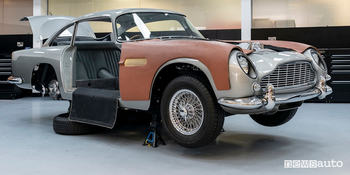 Aston Martin DB5 di James Bond