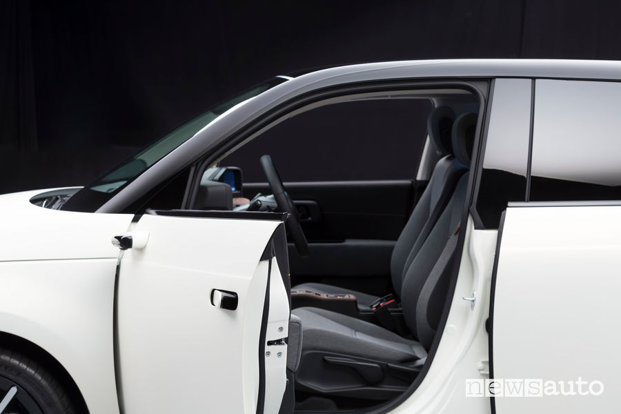 Specchietti retrovisori  digitali Honda e elettrica