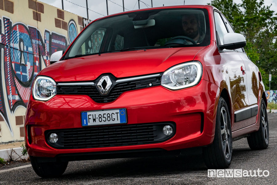 Nuova Renault Twingo 2019 rossa vista frontale in movimento, auto economiche sotto i 15.000 euro 