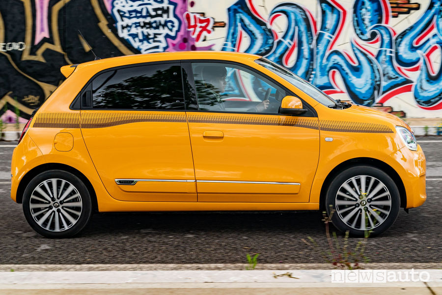 Nuova Renault Twingo 2019 gialla vista laterale in movimento