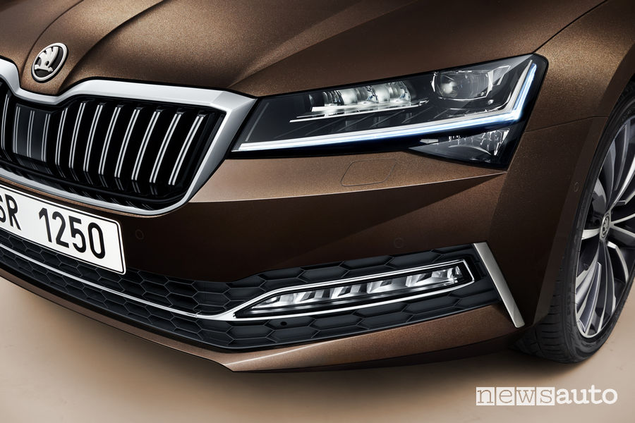 Skoda Superb fari anteriori Matrix Led