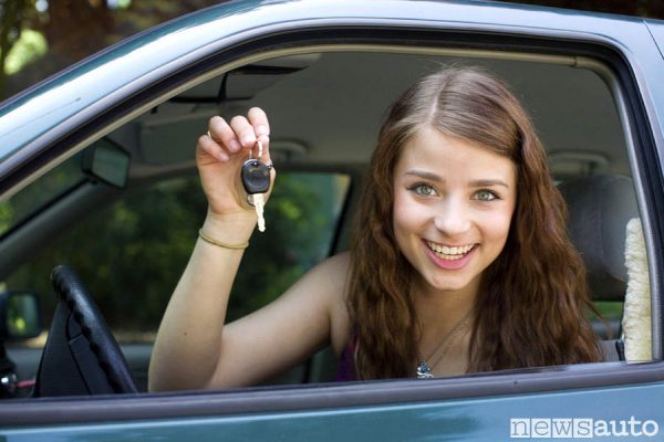 Neopatentato ragazza alla guida auto